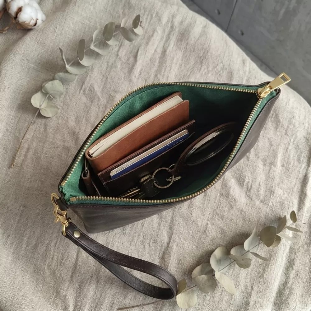 Bolsa Carteira Envelope em uso