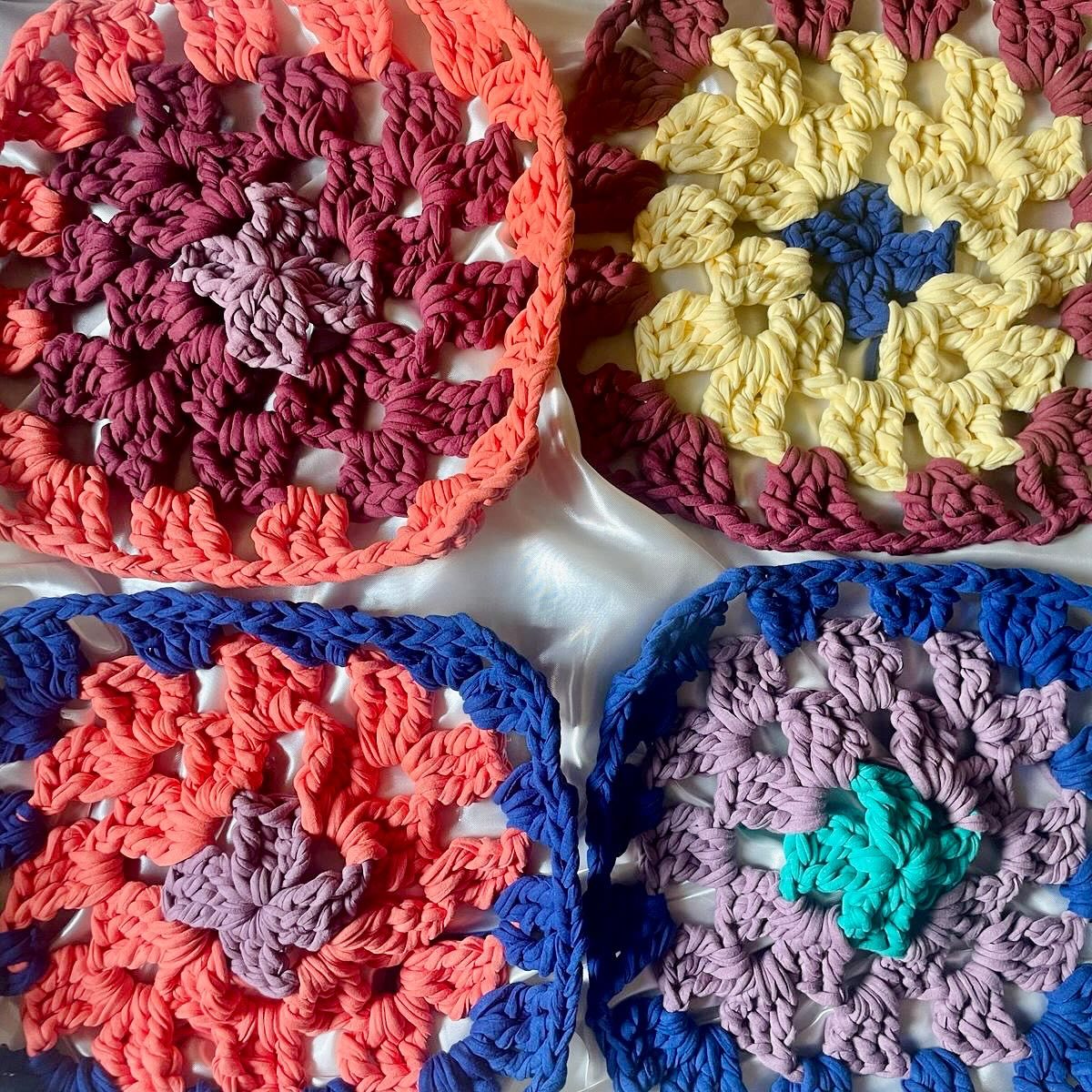 Quadradinhos de crochê em fio de malha colorido
