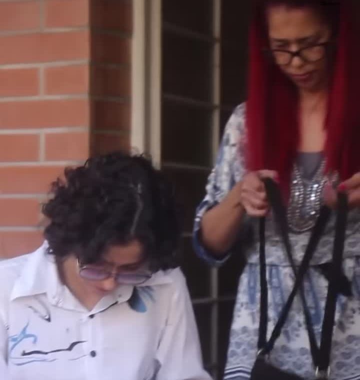 Duas crocheteiras tecendo lado a lado