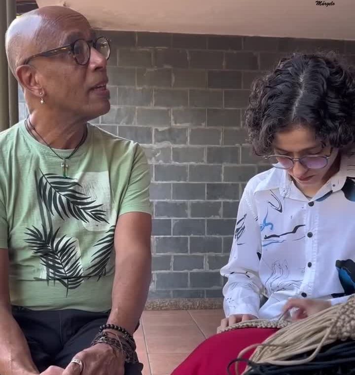 Márgelo conversando com uma crocheteira