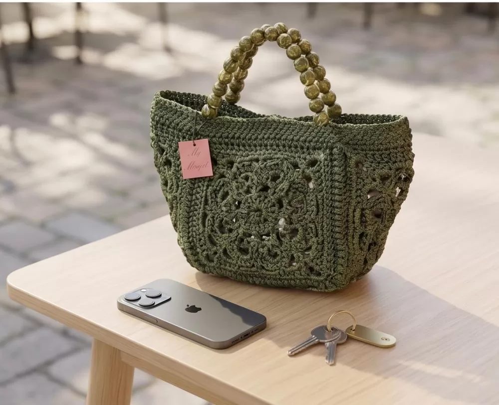 Bolsa Núbia Alça Bola em uso