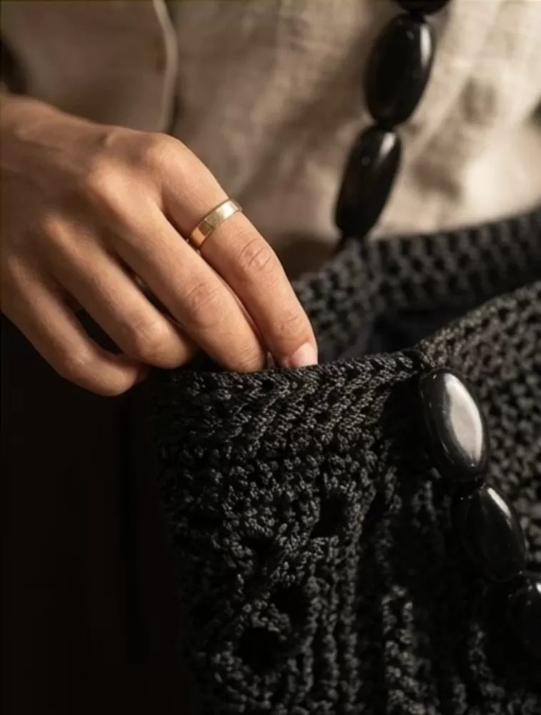 Bolsa Núbia de Resina em uso