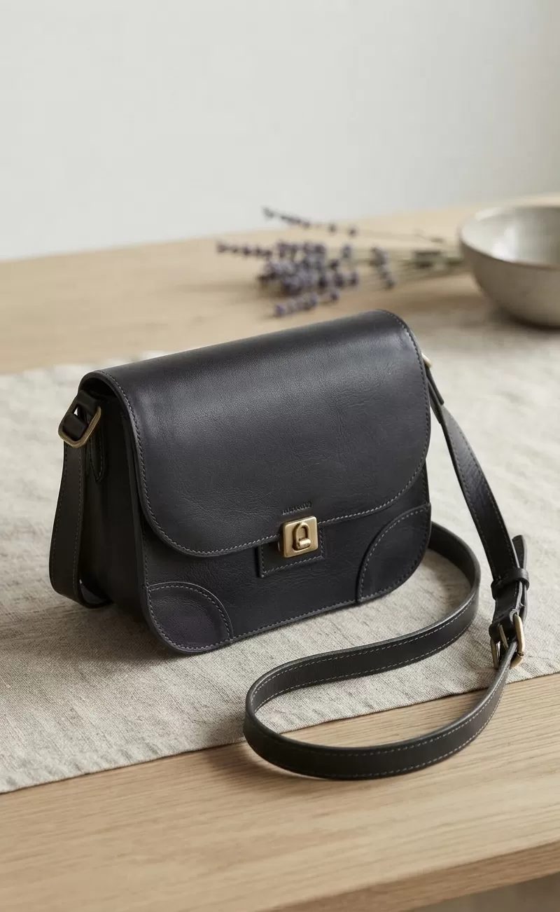 Bolsa Tiracolo Unissex em uso