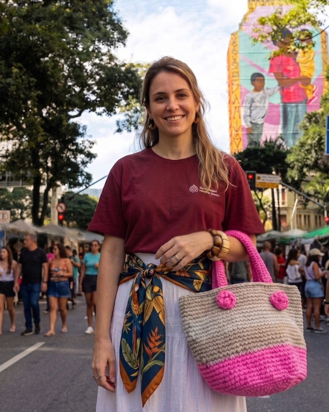 Cliente na Feira Hippie com uma bolsa rosa
