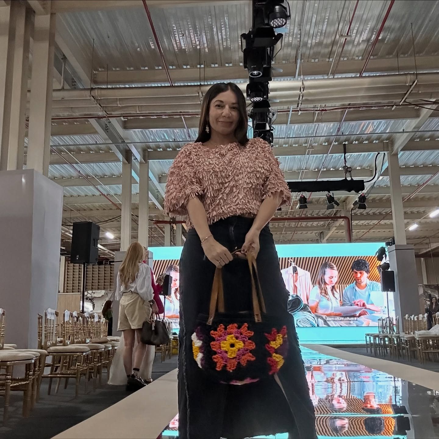 Bolsa de quadradinhos na passarela do Minas Trend