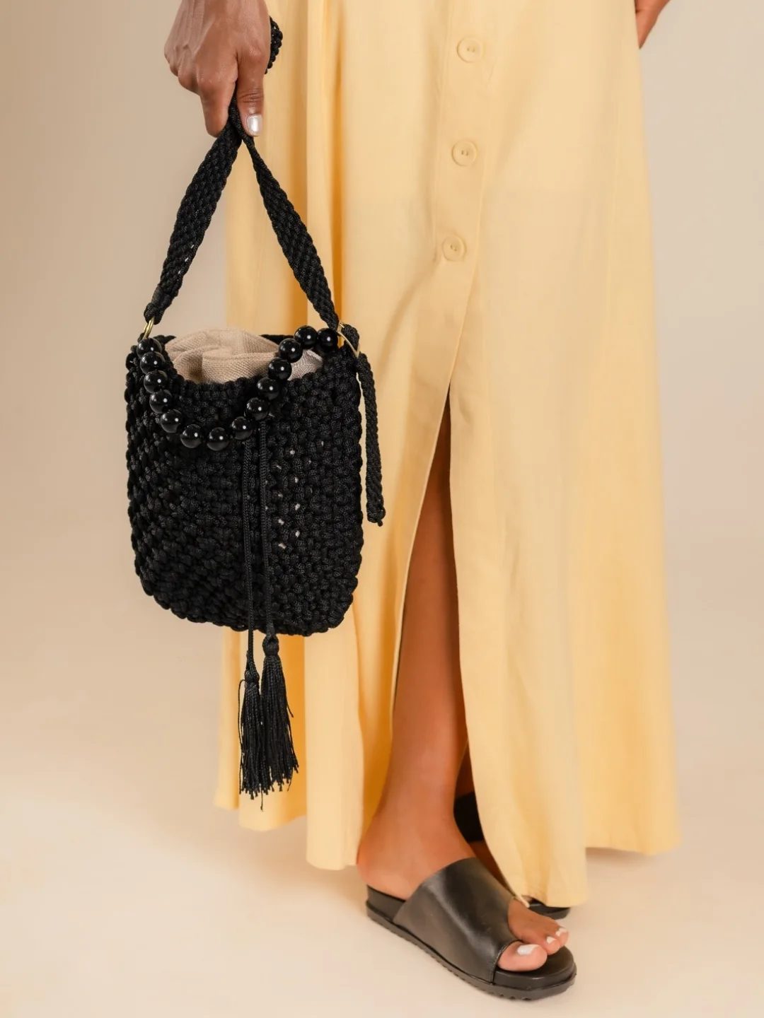 Modelo com a bolsa preta de alça de bolas